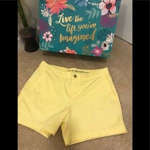 GAP women 5’ Yellow Short